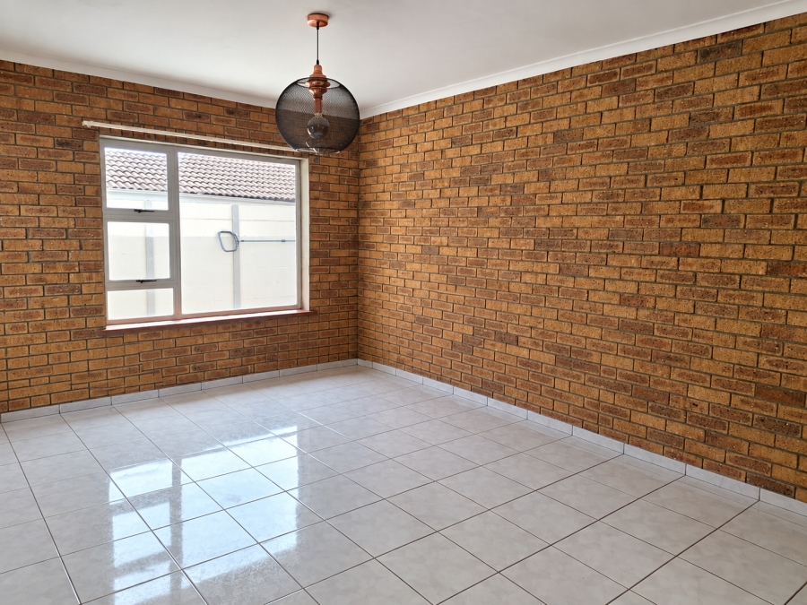To Let 4 Bedroom Property for Rent in Rouxville Western Cape